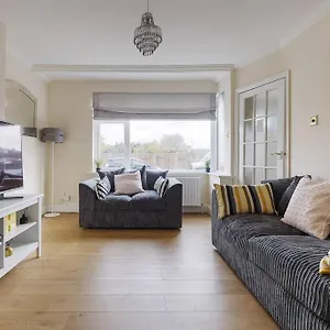  Holiday home Modern 4 Bedroom House In Heathrow, London United Kingdom